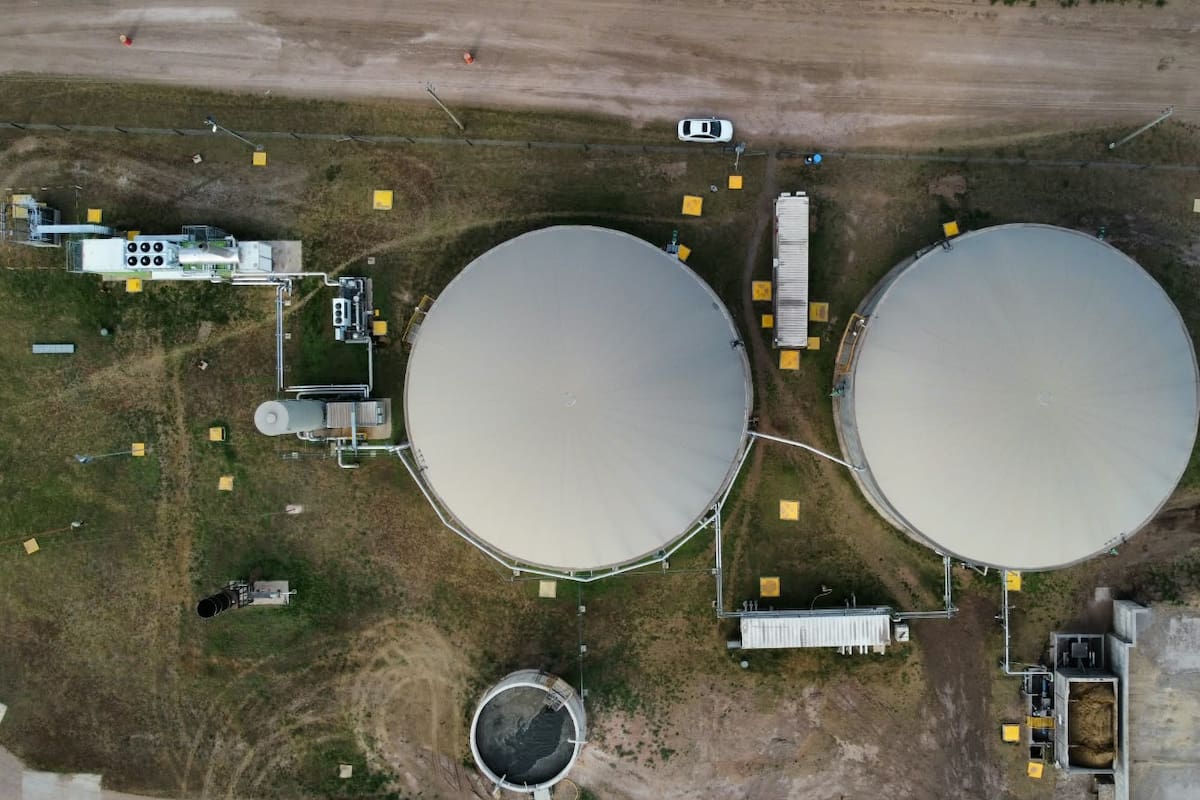 La planta funciona con inteligencia artificial que controla biodigestores de 4775 metros cúbicos