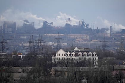 La planta metalúrgica de Azovstal en Mariupol, convertida en un bastión de la resistencia ucraniana. (AP Photo/Sergei Grits, File)