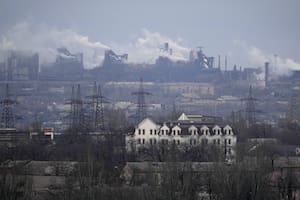 La planta metalúrgica de Azovstal se ve en las afueras de la ciudad de Mariupol, Ucrania, el jueves 24 de febrero de 2022
