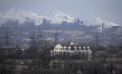 La planta metalúrgica de Azovstal se ve en las afueras de la ciudad de Mariupol, Ucrania, el jueves 24 de febrero de 2022