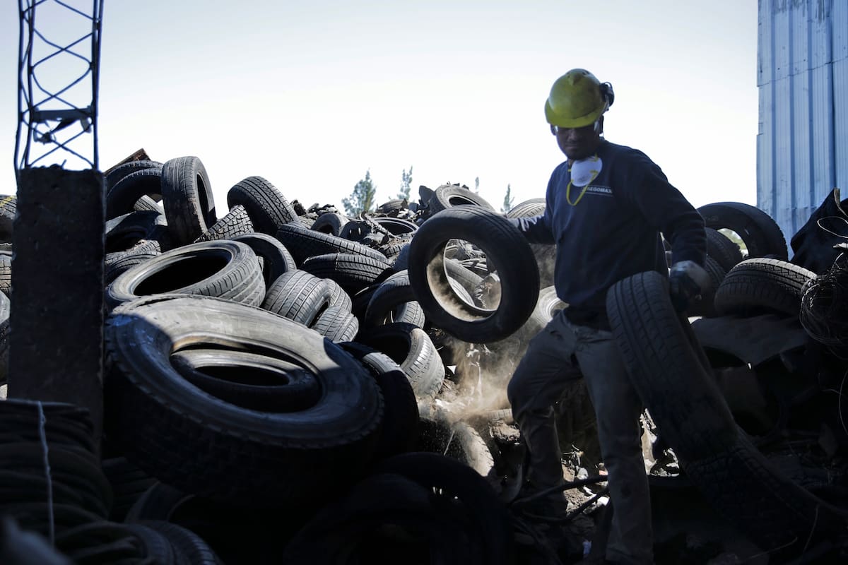 La planta recibe 800 toneladas de neumáticos por mes y procesa 60 toneladas al día; allí se reciclan el 20% de lo descartado en la ciudad y el área metropolitana