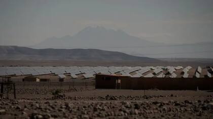 La planta solar Rubí se puede ver desde distintos puntos del poblado.