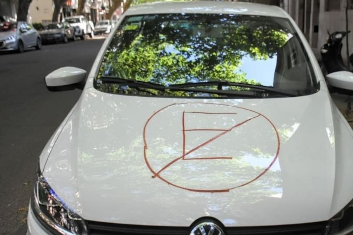 LA PLATA. 56 e/ 6 y 7. Estacionó frente al garaje de una casa y le escracharon el auto