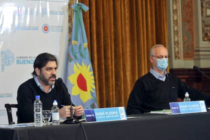 La Plata: El ministro de Salud bonaerense, Daniel Gollan, acompañado del jefe de gabinete de la provincia, Carlos Bianco, aseguró hoy que "bajó el porcentaje de casos de gente que se enferma por el coronavirus y necesita una cama de terapia intensiva" en la provincia y añadió que también s