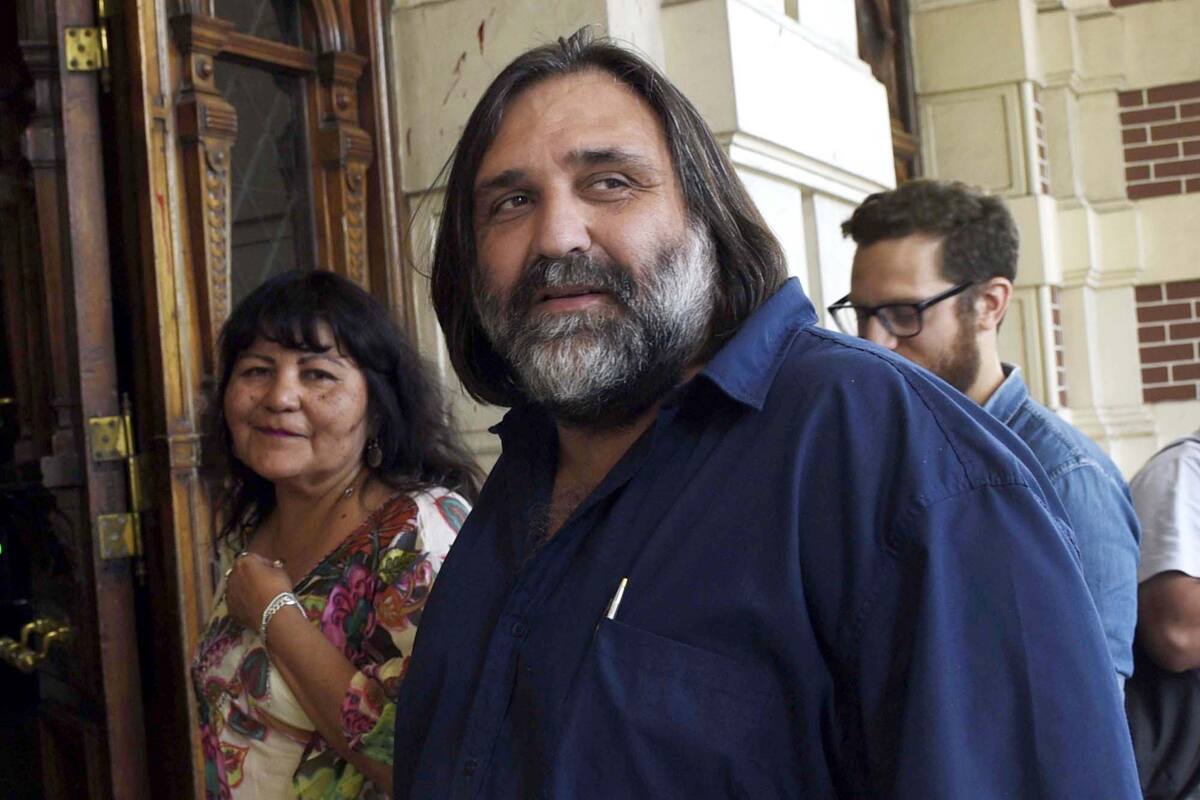 La Plata: El secretario general de SUTEBA, Roberto Baradel, ingresa a la reunión que mantienen representantes del gremio docente con el gobierno bonaerense, en el marco de la negociación paritaria. Foto: Eva Cabrera/Télam