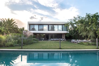 La Plata: limpiaba una pileta, sufrió una fuerte descarga eléctrica y murió en el hospital