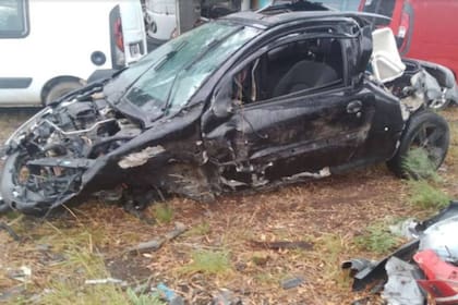 La Plata: no se detuvo en un control, lo persiguieron y murió al chocar contra una camioneta y un poste de luz.