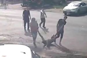 La Plata: un grupo de vecinos interceptaron a un hombre acusado de reiterados robos y lo arrastraron por la calle