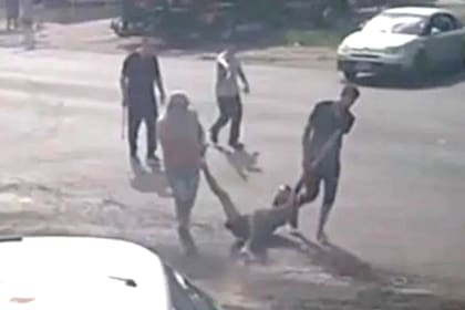 La Plata: un grupo de vecinos interceptaron a un hombre acusado de reiterados robos y lo arrastraron por la calle