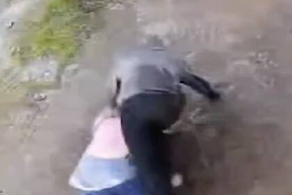 La Plata: un motochorro tiró al agua a una mujer para robarle las pertenencias