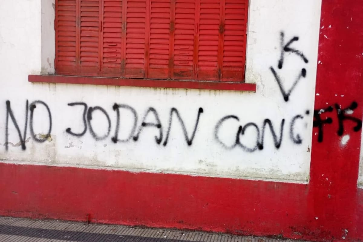 La Plata: vandalizaron comités de la UCR con pintadas en apoyo a Cristina Kirchner