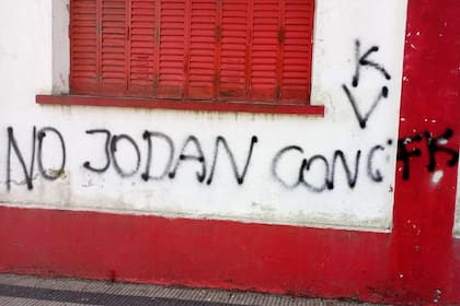 La Plata: vandalizaron comités de la UCR con pintadas en apoyo a Cristina Kirchner