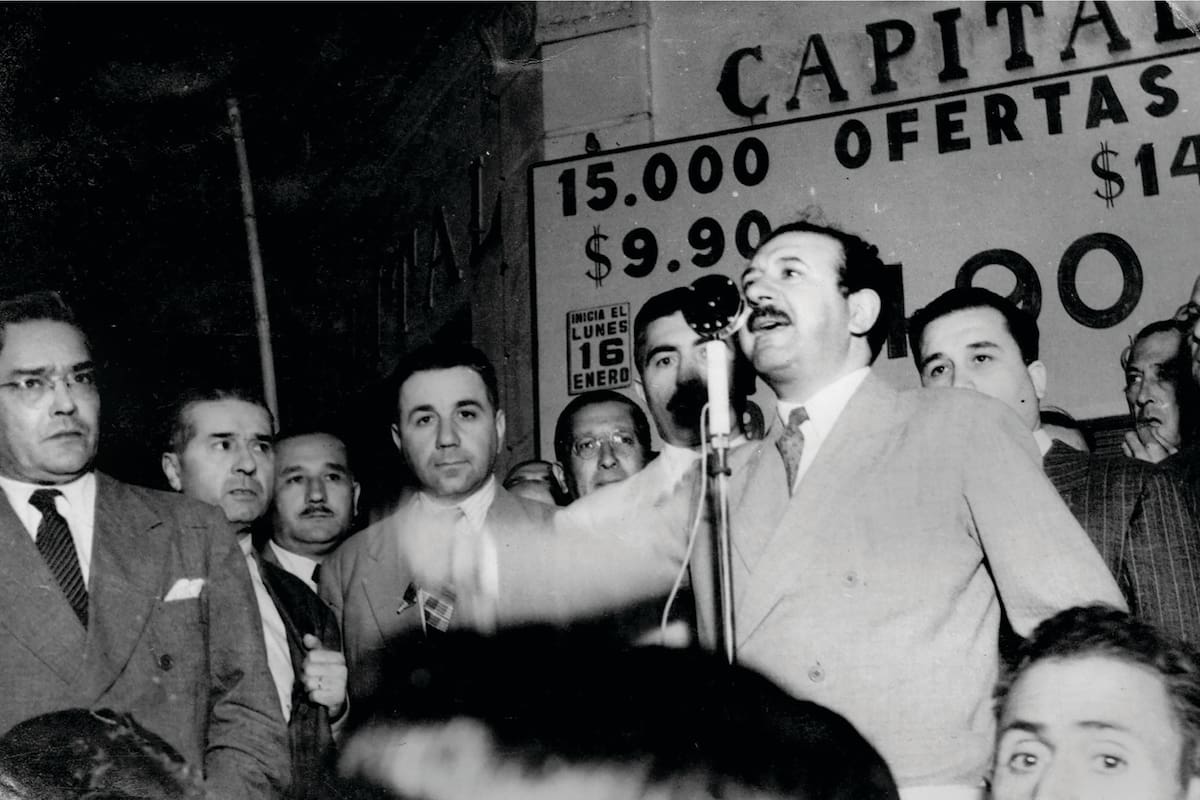 LA PLATA.EN EL TEATRO ARGENTINO DE LA PLATA SE EXPONE UNA MUESTRA EN HOMENAJE A RICARDO BALBIN AL CUMPLIRSE 100 AÑOS DE SU NACIMIENTO.
EN LA IMAGEN, JUNTO A DR. MOISES LEBENSOHN EN 1950.29-07-04
