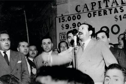 Moises Lebensohn, en 1950; a su derecha, Ricardo Balbín