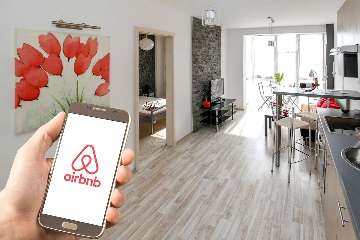 La plataforma Airbnb anunció una actualización de sus políticas en Estados Unidos que prohíbe a los anfitriones exigir tareas de limpieza complejas a los huéspedes