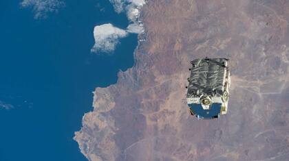 La plataforma de baterías luego de ser desechada por la Estación Espacial Internacional en marzo de 2021