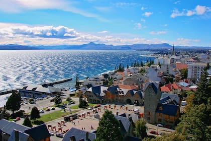 La plataforma especializada en turismo destaca que “en la base de los Andes, San Carlos de Bariloche es un destino para esquiar mundialmente famoso, establecido en un paisaje que ofrece todas las maravillas naturales de la Argentina”