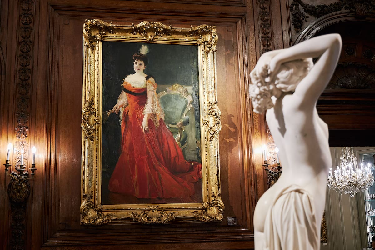 La plataforma incluye el retrato de Josefina de Alvear de Errázuriz, realizado por Joaquín De Sorolla y Bastida en 1905, que pertenece al Museo Nacional de Arte Decorativo