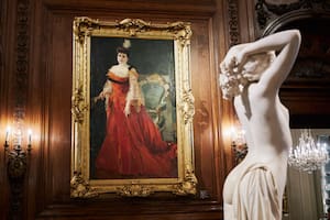 La plataforma incluye el retrato de Josefina de Alvear de Errázuriz, realizado por Joaquín De Sorolla y Bastida en 1905, que pertenece al Museo Nacional de Arte Decorativo