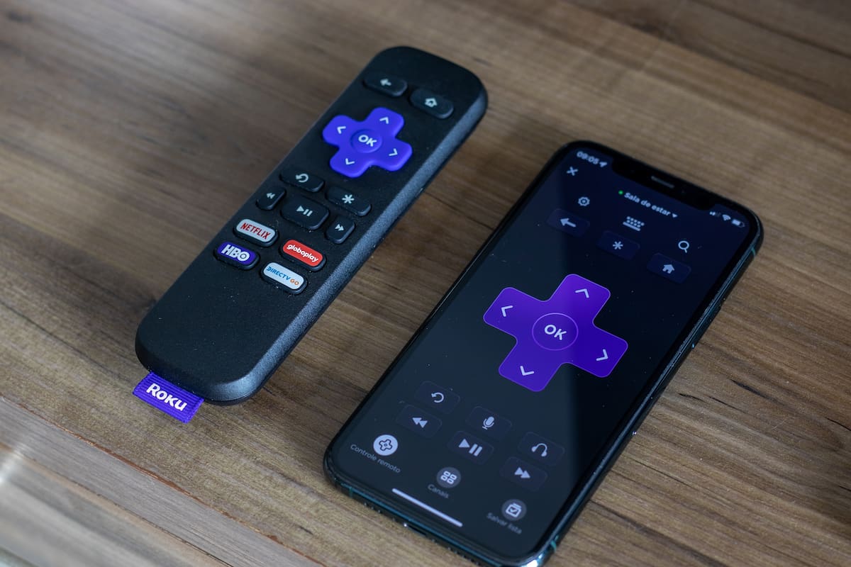 La plataforma Roku permite enviar el audio del televisor al control remoto o al celular, vía su app, para poder ver los servicios de streaming sin molestar a los demás