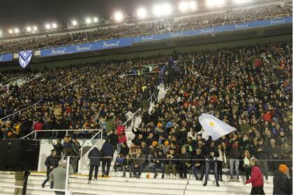 La platea Sur del José Amalfitani, completa.