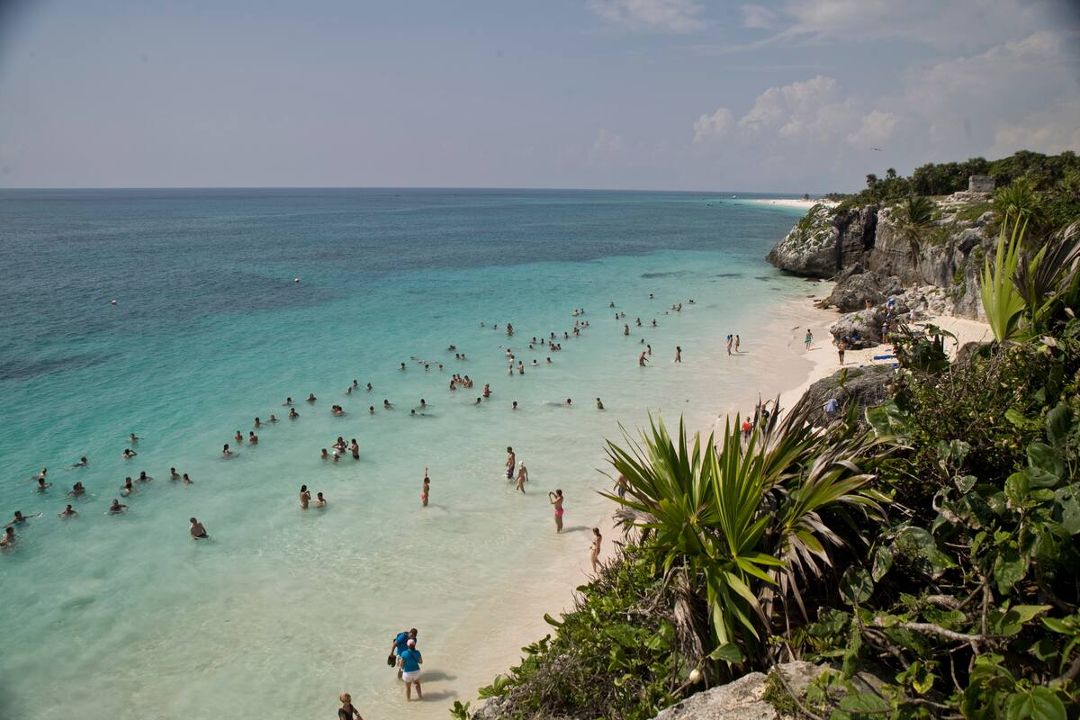 Los cenotes o cavernas de agua son uno de los mayores tesoros naturales de esta región, ideales para hacer snorkel lejos del ruido.