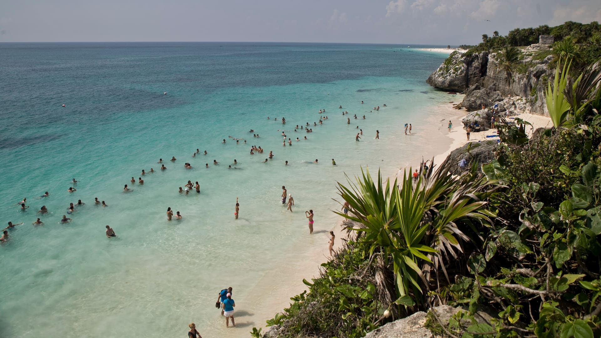 Los cenotes o cavernas de agua son uno de los mayores tesoros naturales de esta región, ideales para hacer snorkel lejos del ruido.