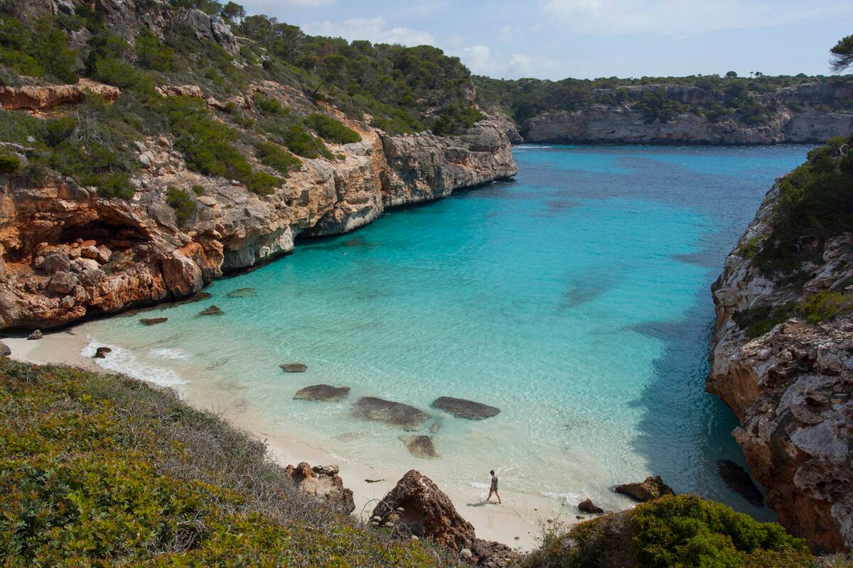 La playa Calo des Moro es una invitación a desenchufarse.