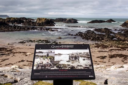 La playa de Ballintoy, conocida en la ficción como Iron Islands