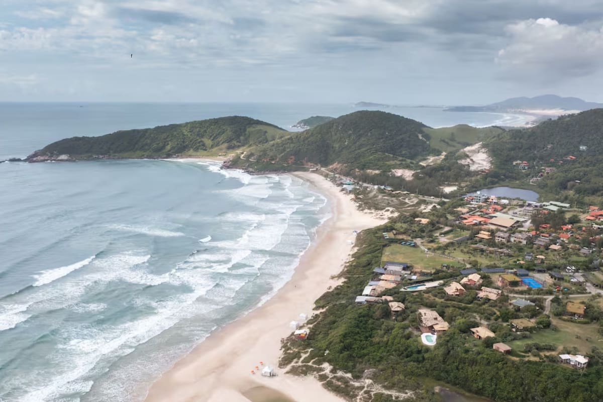 La playa de Brasil que eligen los famosos y es furor entre los jóvenes