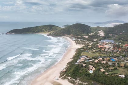 La playa de Brasil que eligen los famosos y es furor entre los jóvenes