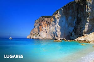 La playa de Emiritis al lado de un acantilado, en el Oeste.