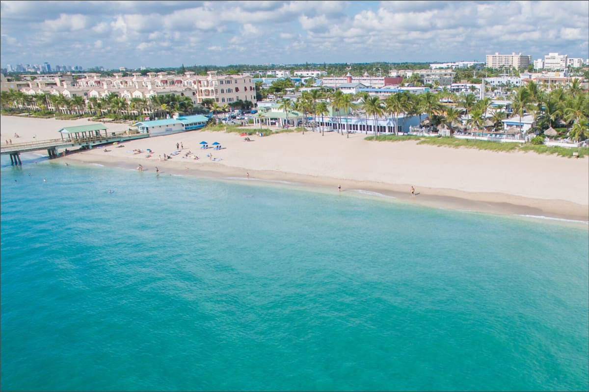 La playa de Florida ubicada cerca de Fort Lauderdale tiene apenas 1,5 millas cuadradas (3,8 kilómetros cuadrados) de extensión y se caracteriza por un ambiente nostálgico que evoca el pasado