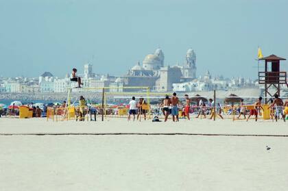 La playa de la Victoria es un balneario extenso, urbano, muy completo en sus servicios.