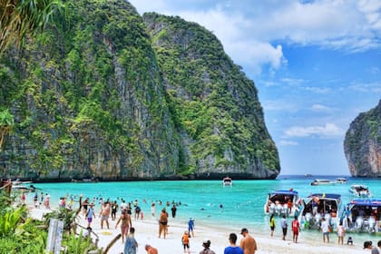 La playa de Maya Bay, en la isla de Phi Phi Leh, no soporta más