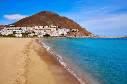 La playa de Níjar es tranquila y lejos de las multitudes