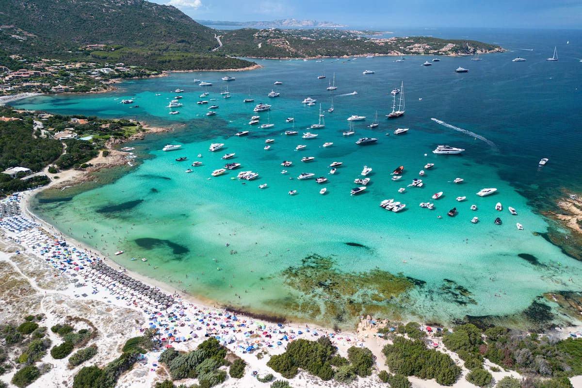 La playa de Porto Cervo, en Costa Esmeralda, donde se concentran hoteles de lujo y clubes exclusivos