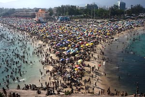 La playa de Recreio dos Bandeirantes repleta de gente que busca refrescarse ante la ola de calor en Río de Janeiro