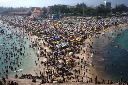 La playa de Recreio dos Bandeirantes repleta de gente que busca refrescarse ante la ola de calor en Río de Janeiro
