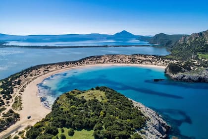 La playa de Voidokilia , en la costa suroeste de Grecia, también desempeñó un papel importante en el rodaje