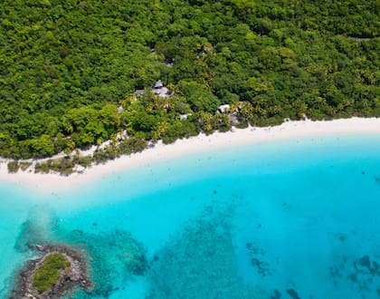La playa está a poco más de 3 horas de viaje entre el avión y ferry desde Miami