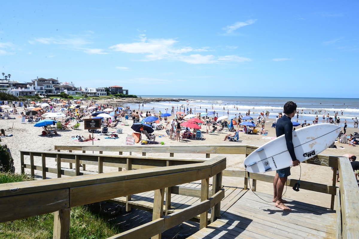 La playa La Posta del Cangrejo, La Barra, repleta esta mañana 2 de enero