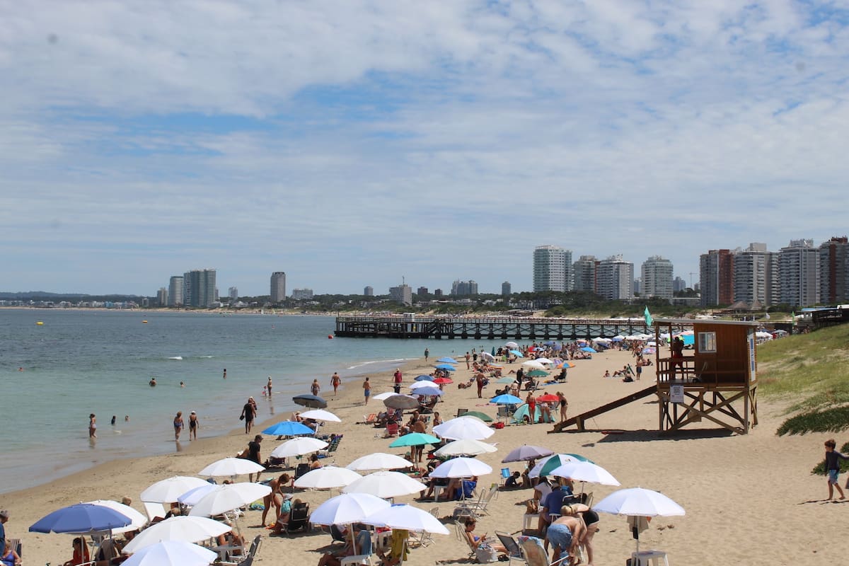 La playa Mansa de Punta del Este, este sábado por la mañana ya registraba una merma de locales y turistas