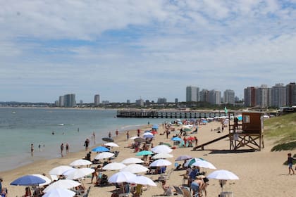 La playa Mansa de Punta del Este, este sábado por la mañana ya registraba una merma de locales y turistas