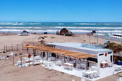 La playa privada tiene un paseo gastronómico cool donde funciona "La Huella marplatense"
