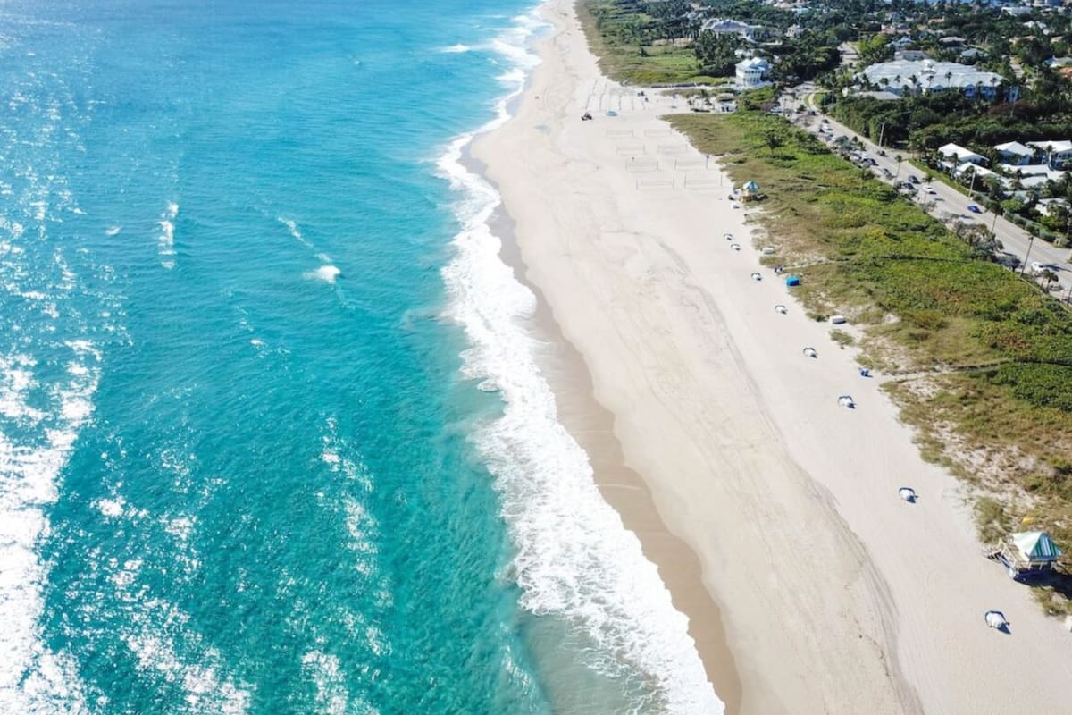 La Playa Pública de Delray ocupó el primer lugar en un estudio gracias a sus aguas azules y cristalinas (PlayaDelray/delraybeachfl.gov)