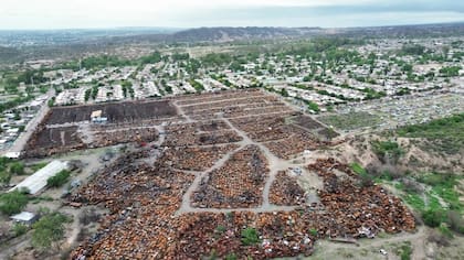 La playa San Agustín tiene una superficie de 8 hectáreas y 28.500 vehículos abandonados