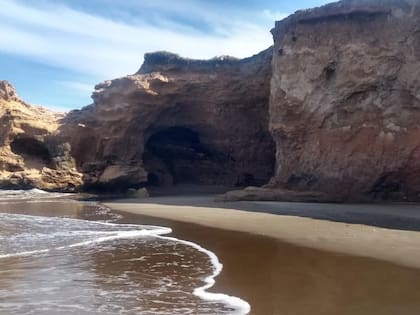 La playa sorprende con acantilados y caletas