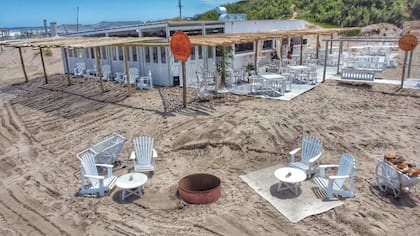 La playa tiene un restaurante con capacidad para 100 cubiertos