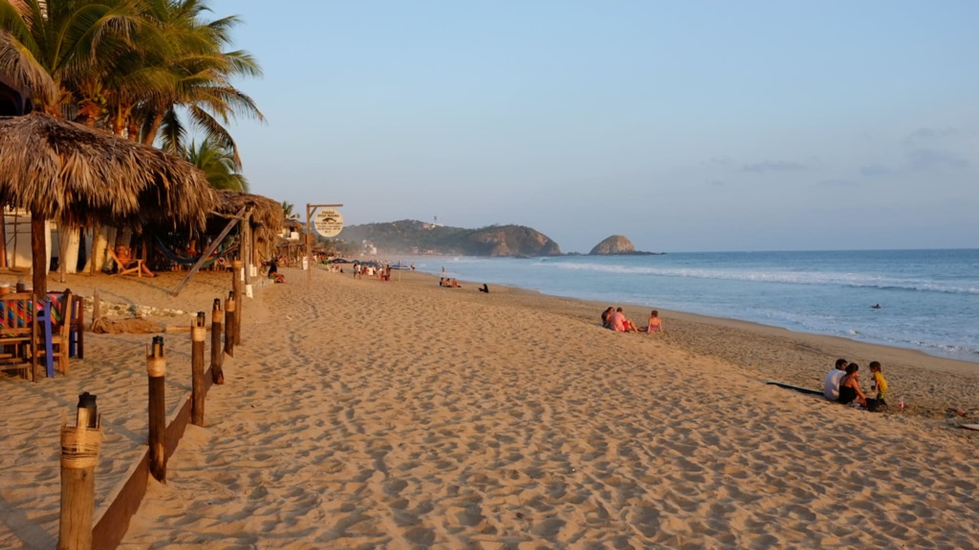 La playa Zipolite se ubica en el municipio de San Pedro Pochutla en la costa sur del estado de Oaxaca en México.